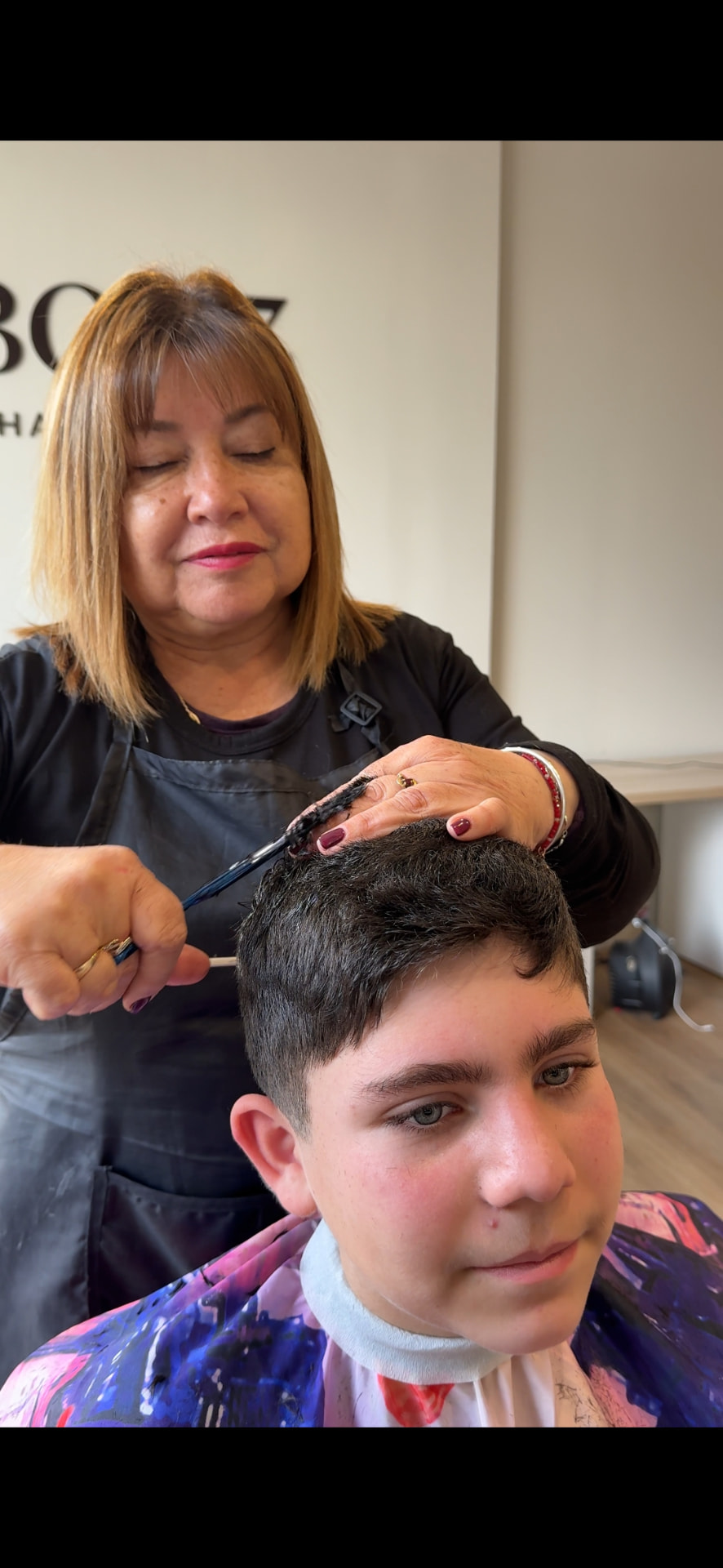 Liliana trabajando en Booz Hair Salón